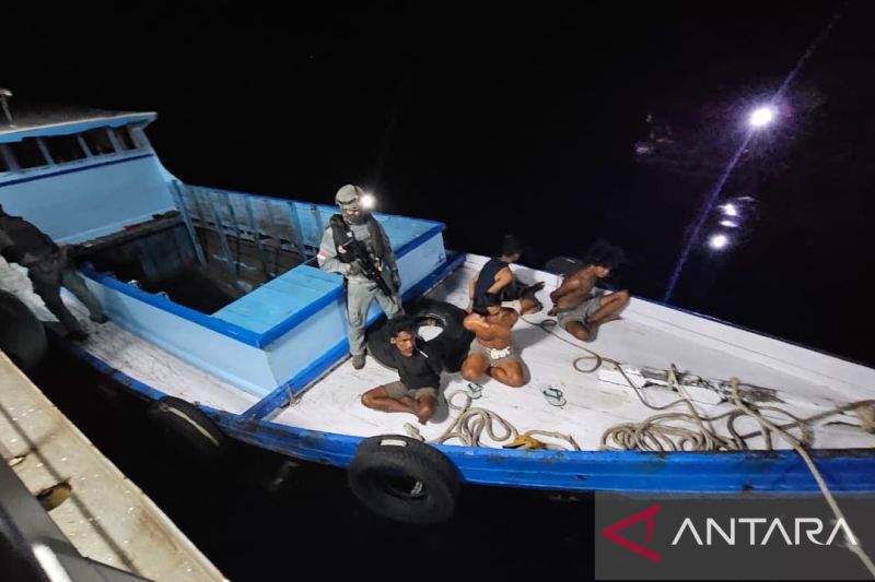 Sebuah kapal sedang diperiksa petugas dari kapal patroli Bakamla. Foto Antara