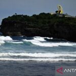 Ilustrasi - Ombak laut di pesisir pantai Kulonprogo, Jawa Tengah. Foto Antara