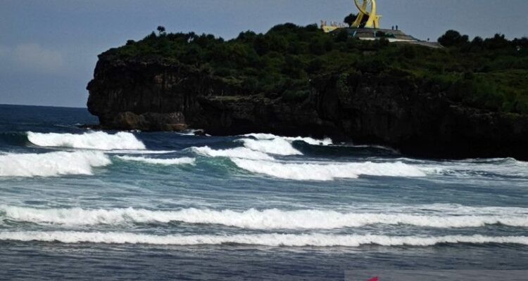 Ilustrasi - Ombak laut di pesisir pantai Kulonprogo, Jawa Tengah. Foto Antara