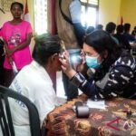 Dokter TNI AL memberi pelayanan kesehatan gratis di Pulau Teor, Seram Selatan. Foto: indomaritim.com/Ant
