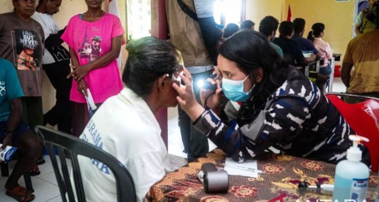 Dokter TNI AL memberi pelayanan kesehatan gratis di Pulau Teor, Seram Selatan. Foto: indomaritim.com/Ant