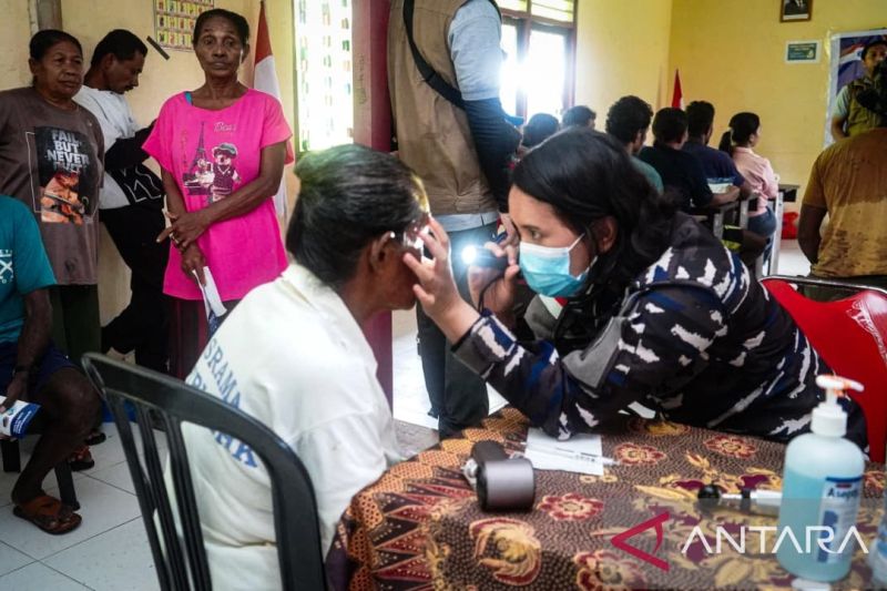Dokter TNI AL memberi pelayanan kesehatan gratis di Pulau Teor, Seram Selatan. Foto: indomaritim.com/Ant