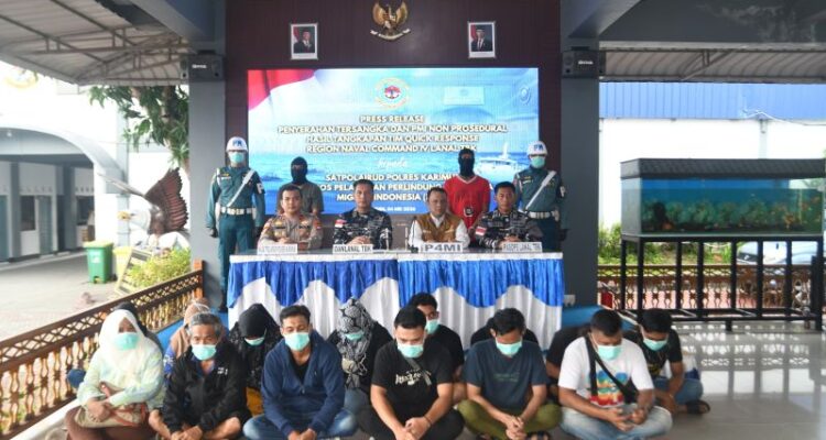 Pekerja migran Indonesia yang diamankan di Lanal Tanjung Balai Karimun. Foto Antara