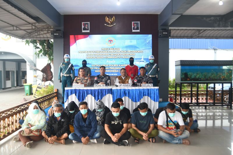 Pekerja migran Indonesia yang diamankan di Lanal Tanjung Balai Karimun. Foto Antara