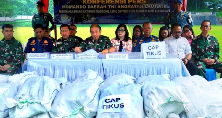Kodaeral VIII gagalkan penyelundupan minuman tradisional beralkohol. Foto Antara