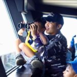 Seorang prajurit TNI AL membimbing seorang anak TK menggunakan teropong saat belajar pengenalan peralatan di KRI Teluk Calang-524. Foto Antara