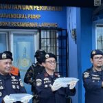 Petugas dari Kementerian Kelautan dan Perikanan memperlihatkan benih bening lobster (BBL) ilegal yang berhasil diamankan di Provinsi Lampung dengan nilai sekitar Rp4 miliar. Foto Antara