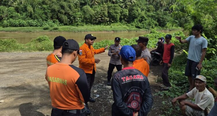 Tim SAR sedang koordinasi upaya pencarian korban terseret arus deras Sungai Ciwulan, Tasikmalaya. Foto Antara