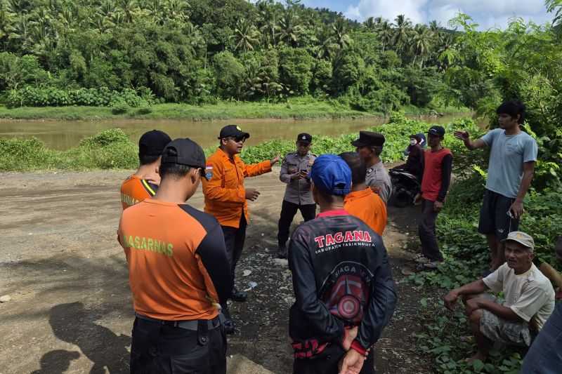 Tim SAR sedang koordinasi upaya pencarian korban terseret arus deras Sungai Ciwulan, Tasikmalaya. Foto Antara Tim SAR sedang koordinasi upaya pencarian korban terseret arus deras Sungai Ciwulan, Tasikmalaya. Foto Antara
