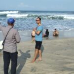 Patroli polisi di pantai wisata di Garut. Foto Antara