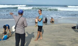 Patroli polisi di pantai wisata di Garut. Foto Antara