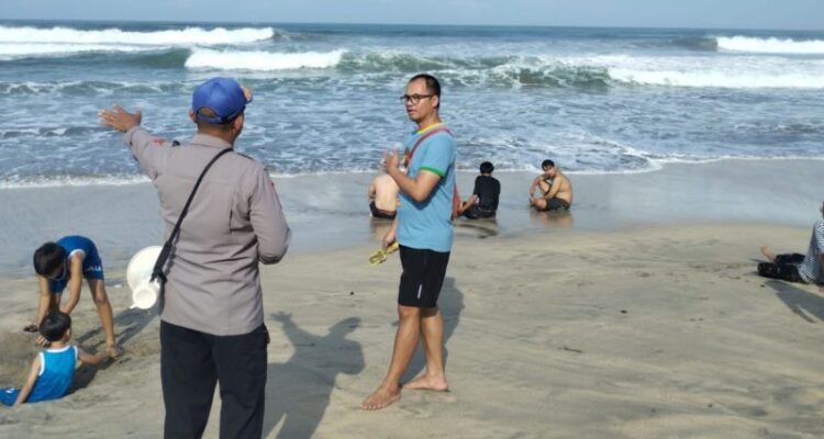 Patroli polisi di pantai wisata di Garut. Foto Antara