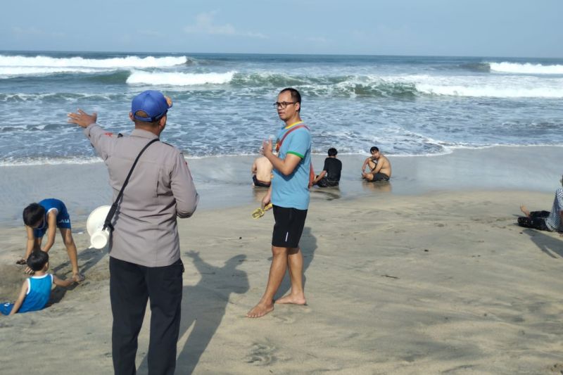 Patroli polisi di pantai wisata di Garut. Foto Antara