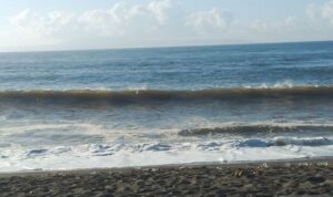 High waves hit Purnama Beach in Gianyar Regency, Bali, Sunday (May 31, 2026). Antara Photo