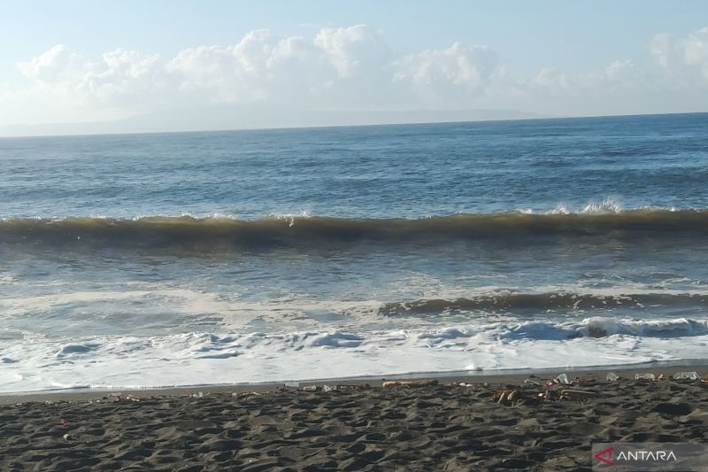 High waves hit Purnama Beach in Gianyar Regency, Bali, Sunday (May 31, 2026). High waves hit Purnama Beach in Gianyar Regency, Bali, Sunday (May 31, 2026). Antara Photo