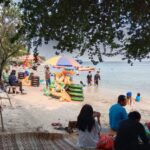 Wisatawan sedang bersantai di salah satu pantai di Kepulauan Seribu. Foto Antara