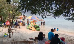 Wisatawan sedang bersantai di salah satu pantai di Kepulauan Seribu. Foto Antara