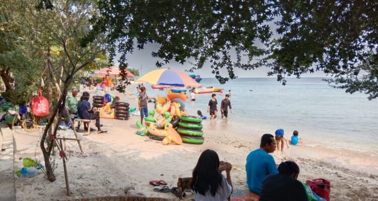 Wisatawan sedang bersantai di salah satu pantai di Kepulauan Seribu. Foto Antara