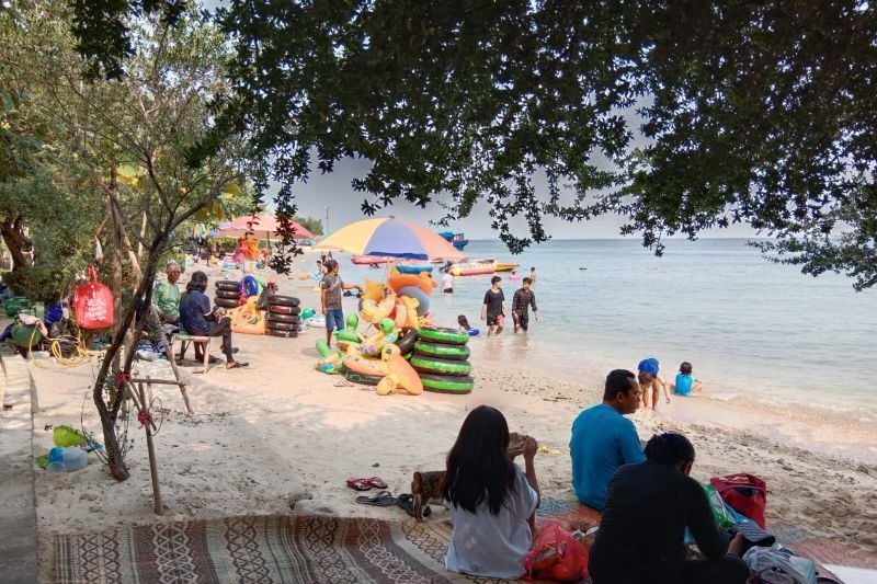 Wisatawan sedang bersantai di salah satu pantai di Kepulauan Seribu. Foto Antara