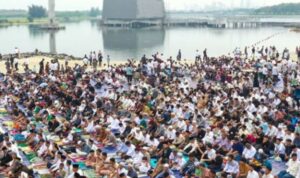 Ribuan wisatawan mengunjungi Pantai Ancol saat libur Idhul Adha 1447 H. Foto Antara.