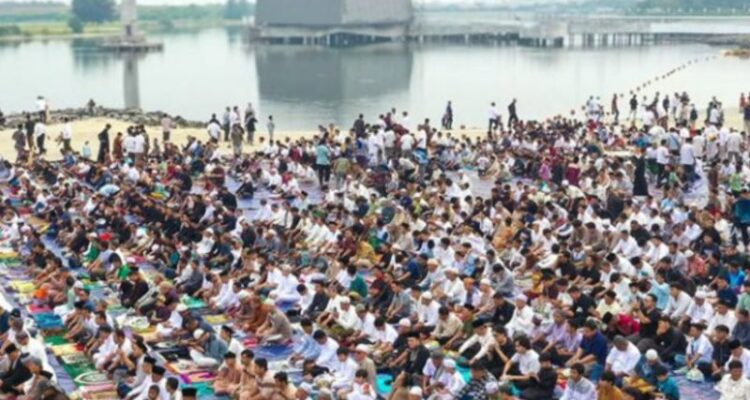 Ribuan wisatawan mengunjungi Pantai Ancol saat libur Idhul Adha 1447 H. Foto Antara.