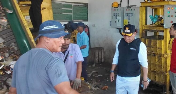 Pihak Kelurahan Pulau Untung Jawa mengolah sampah menjadi kompos atau pupuk untuk pertanian. Foto Antara