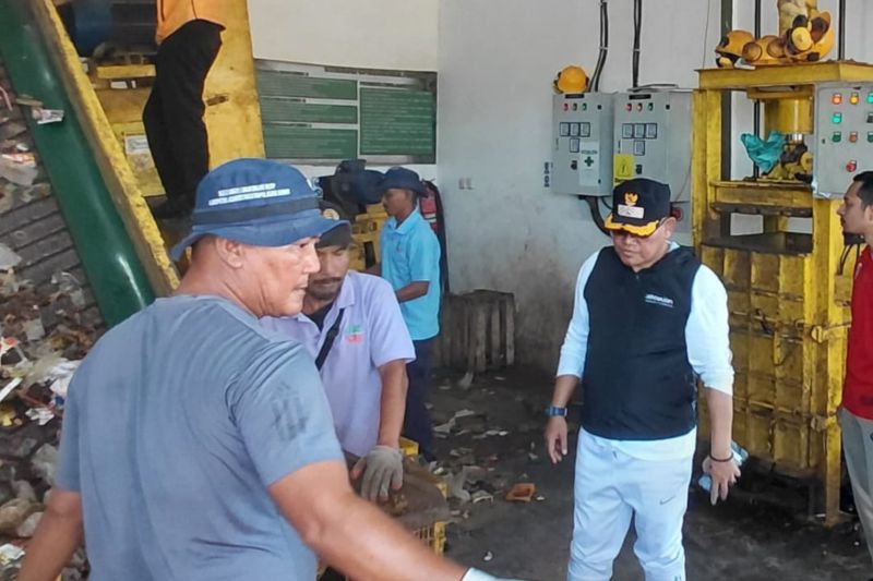 Pihak Kelurahan Pulau Untung Jawa mengolah sampah menjadi kompos atau pupuk untuk pertanian. Foto Antara Pihak Kelurahan Pulau Untung Jawa mengolah sampah menjadi kompos atau pupuk untuk pertanian. Foto Antara