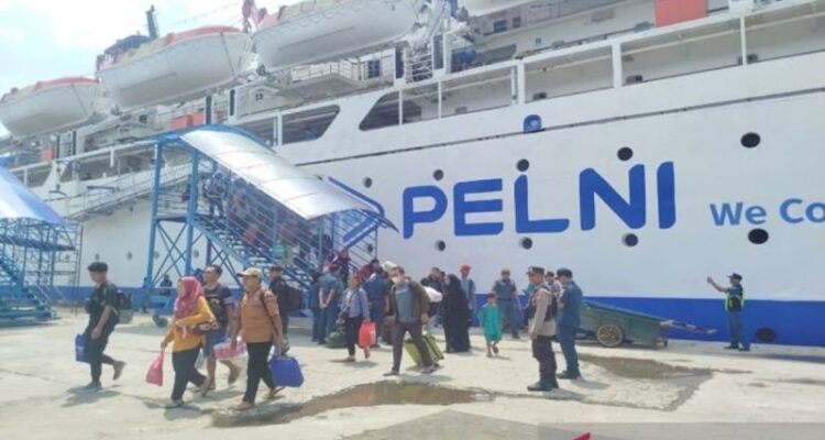 Kapal Pelni sedang sandar di Pelabuhan Panglima Utar Kumai. Foto Antara