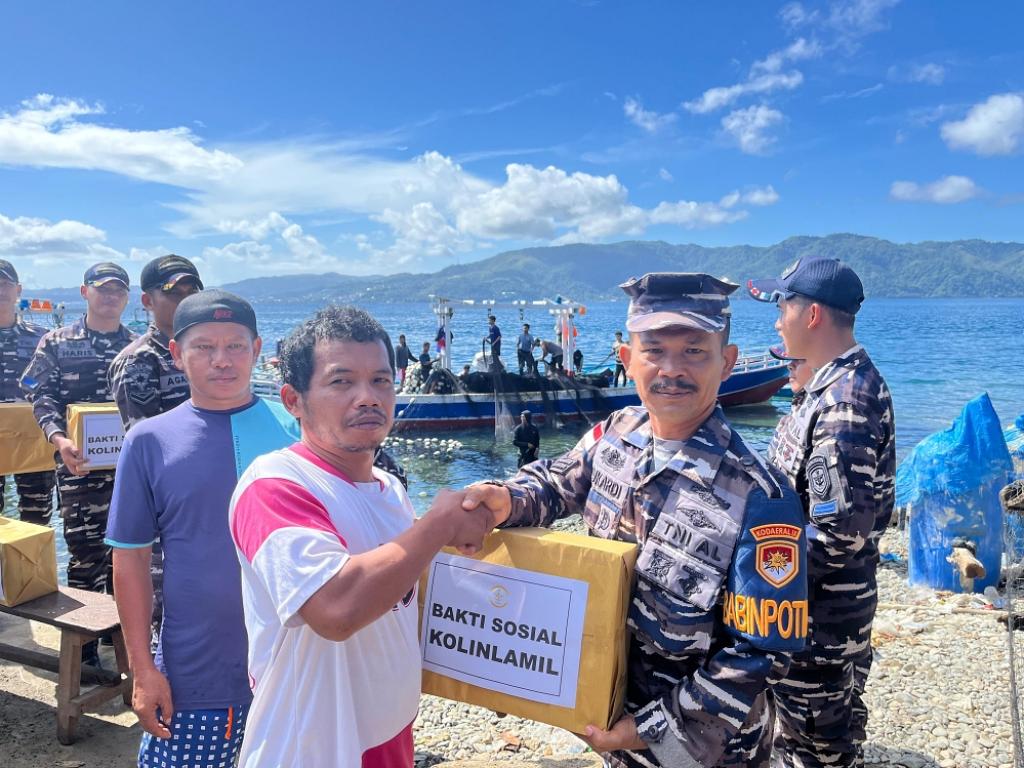 KRI TELUK YOUTEFA-522 DAN STER KODAERAL IX GELAR KOMSOS DAN BAKTI SOSIAL DI TAWIRI DAN LAHA AMBON
