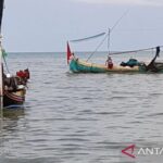 Nelayan Mukomuko sedang melaut. Foto Antara