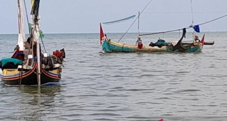 Nelayan Mukomuko sedang melaut. Foto Antara