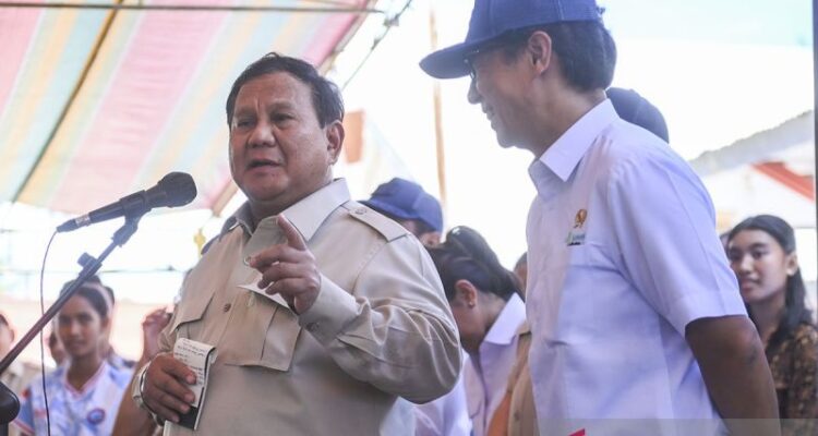 Presiden Prabowo beri bantuan satu kapal ikan bagi komunitas nelayan Pulau Miangas dalam kunjungan kerja di Pulau Miangas, Sabtu (9/5/2026). Foto Antara