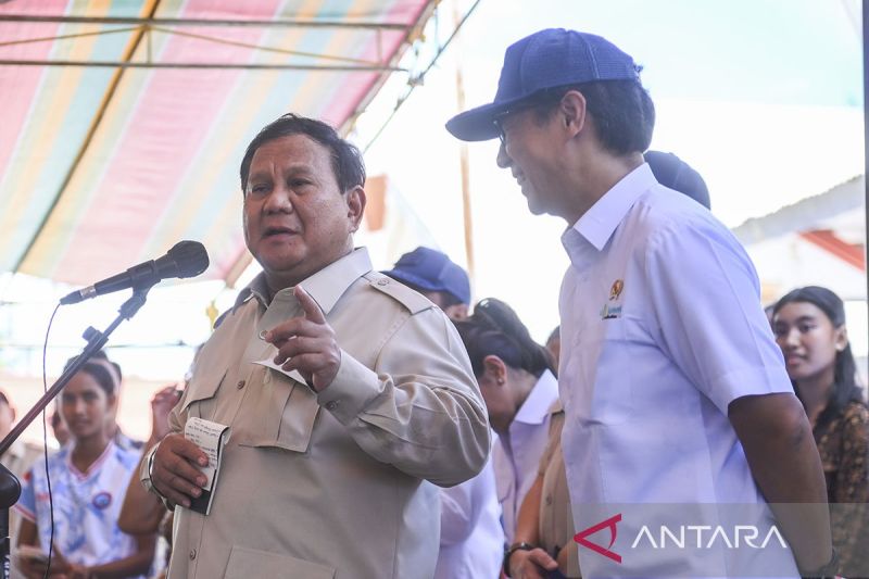Presiden Prabowo beri bantuan satu kapal ikan bagi komunitas nelayan Pulau Miangas dalam kunjungan kerja di Pulau Miangas, Sabtu (9/5/2026). Foto Antara