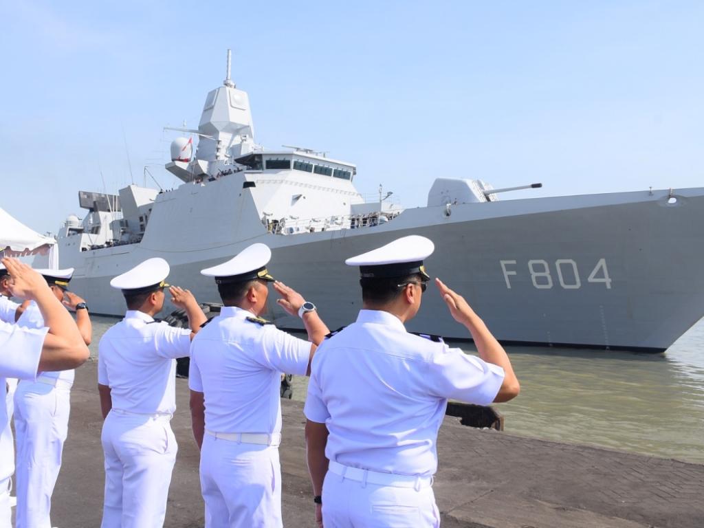 TNI AL SAMBUT KEDATANGAN KAPAL PERANG BELANDA HNLMS DE RUYTER F 804 DI SURABAYA