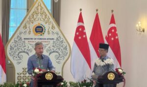 Menteri Luar Negeri Singapura Vivian Balakrishnan dan Menlu RI Sugiono menjelaskan tentang kerjasama Selat Malaks. Foto Antara,