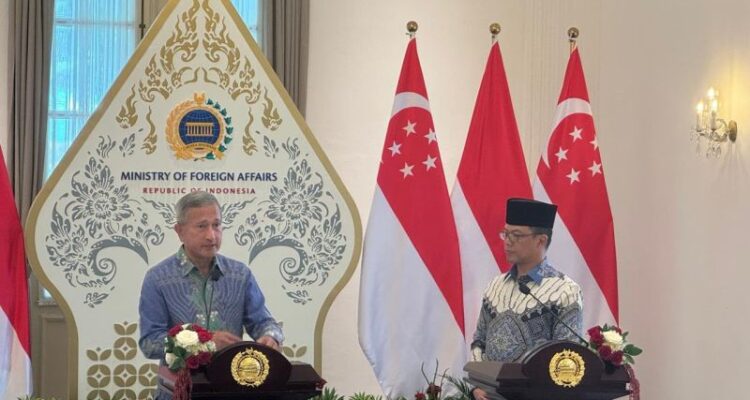 Menteri Luar Negeri Singapura Vivian Balakrishnan dan Menlu RI Sugiono menjelaskan tentang kerjasama Selat Malaks. Foto Antara,