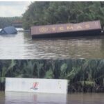 Kontainer yang jatuh ke sungai akibat tabrakan kapal yang mengangkutnya. Foto: indomaritim.com/Ist