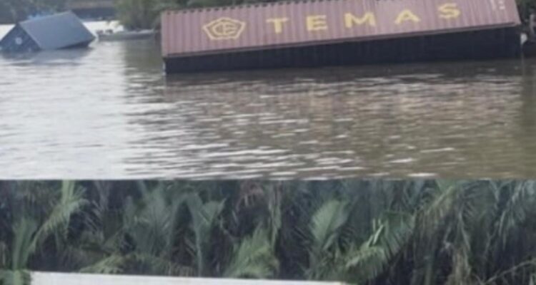 Kontainer yang jatuh ke sungai akibat tabrakan kapal yang mengangkutnya. Foto: indomaritim.com/Ist