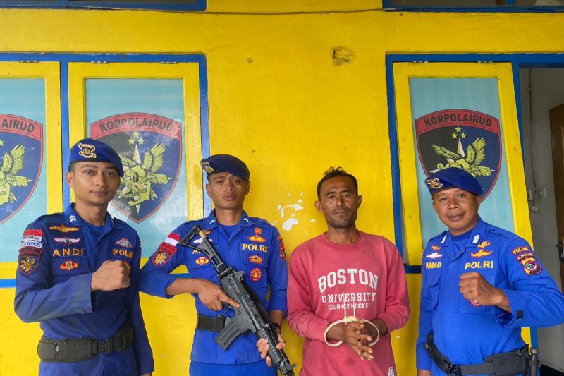 Terduga pelaku penangkapan ikan pakai bahan peledak yang ditangkap polisi. Foto Antara Terduga pelaku penangkapan ikan pakai bahan peledak yang ditangkap polisi. Foto Antara