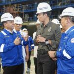 Menteri Koordinator Bidang Infrastruktur dan Pembangunan Kewilayahan RI Agus Harimurti Yudhoyono (AHY) meninjau PT PAL Indonesia di Surabaya. Foto Antara