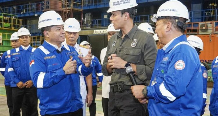 Menteri Koordinator Bidang Infrastruktur dan Pembangunan Kewilayahan RI Agus Harimurti Yudhoyono (AHY) meninjau PT PAL Indonesia di Surabaya. Foto Antara