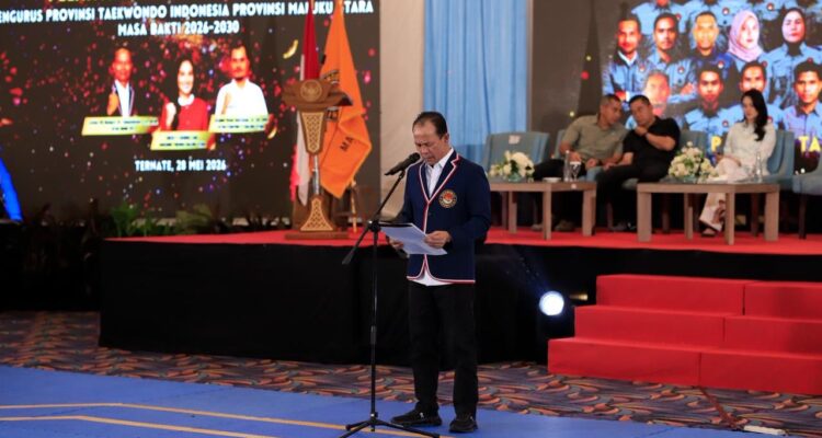 Ketua Umum PBTI Letjen TNI Richard Tampubolon melantik pengurus taekwondo Maluku Utara. Foto Antara