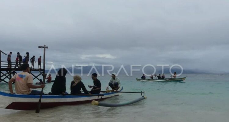 Wisata maritim di Pantai Liang dan Pantai Namalatu di Provinsi Maluku. Foto Antara