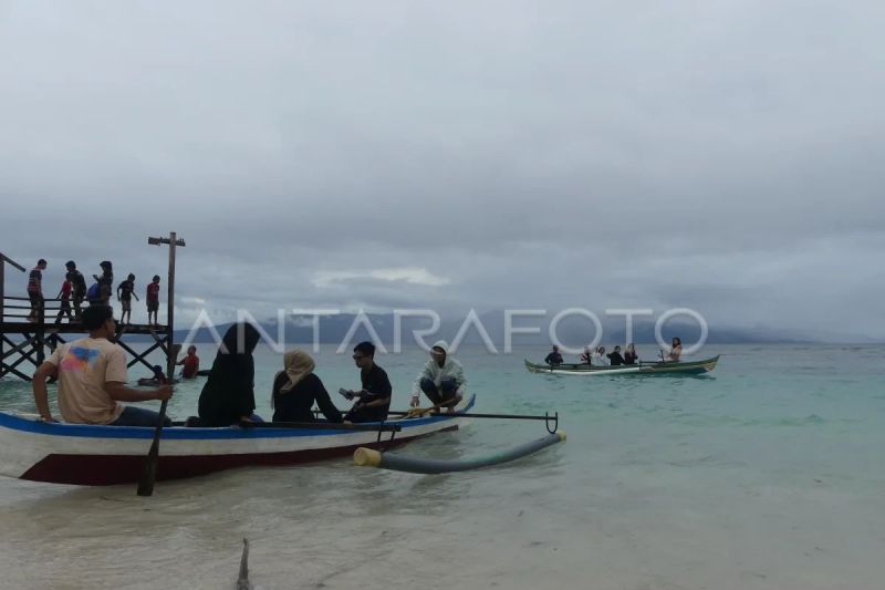 Wisata maritim di Pantai Liang dan Pantai Namalatu di Provinsi Maluku. Foto Antara