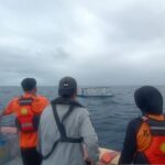 Tim SAR Maluku menolong nelayan yang mengalami mati mesin. Foto Antara