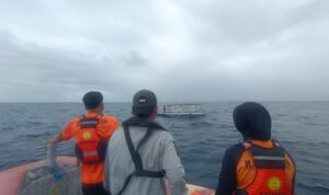 Tim SAR Maluku menolong nelayan yang mengalami mati mesin. Foto Antara