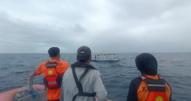 Tim SAR Maluku menolong nelayan yang mengalami mati mesin. Foto Antara