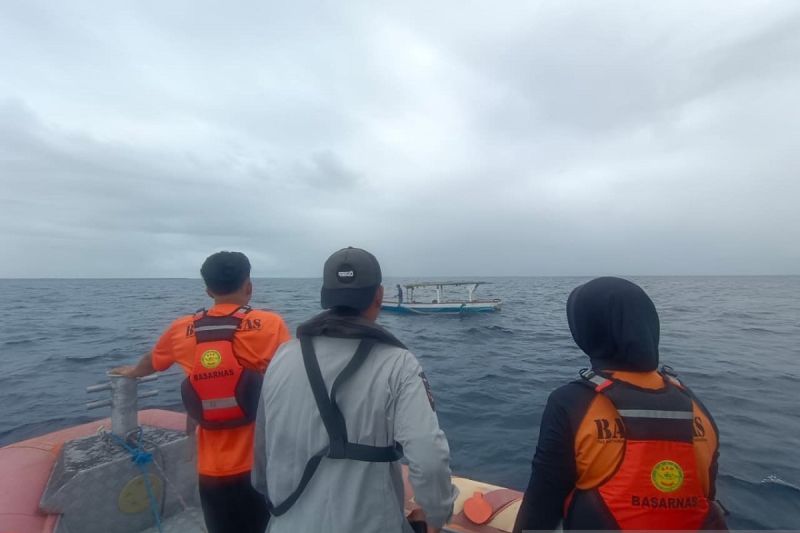 Tim SAR Maluku menolong nelayan yang mengalami mati mesin. Foto Antara Tim SAR Maluku menolong nelayan yang mengalami mati mesin. Foto Antara