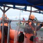 Kapal nelayan yang terombang ambing di laut karena patah as kemudi diselamatkan TIM SAR. Foto Antara