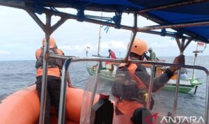Kapal nelayan yang terombang ambing di laut karena patah as kemudi diselamatkan TIM SAR. Foto Antara Kapal nelayan yang terombang ambing di laut karena patah as kemudi diselamatkan TIM SAR. Foto Antara